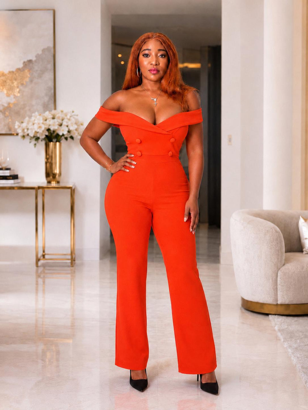Combinaison femme chic en orange vif, cette pièce incontournable illumine votre teint