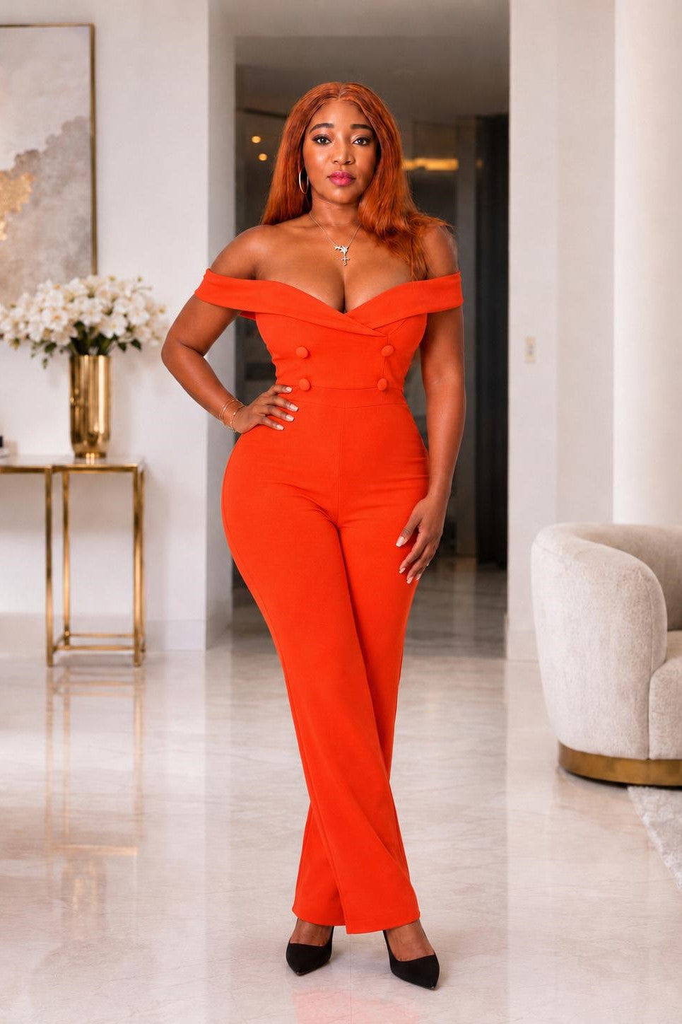 Combinaison femme chic en orange vif, cette pièce incontournable illumine votre teint