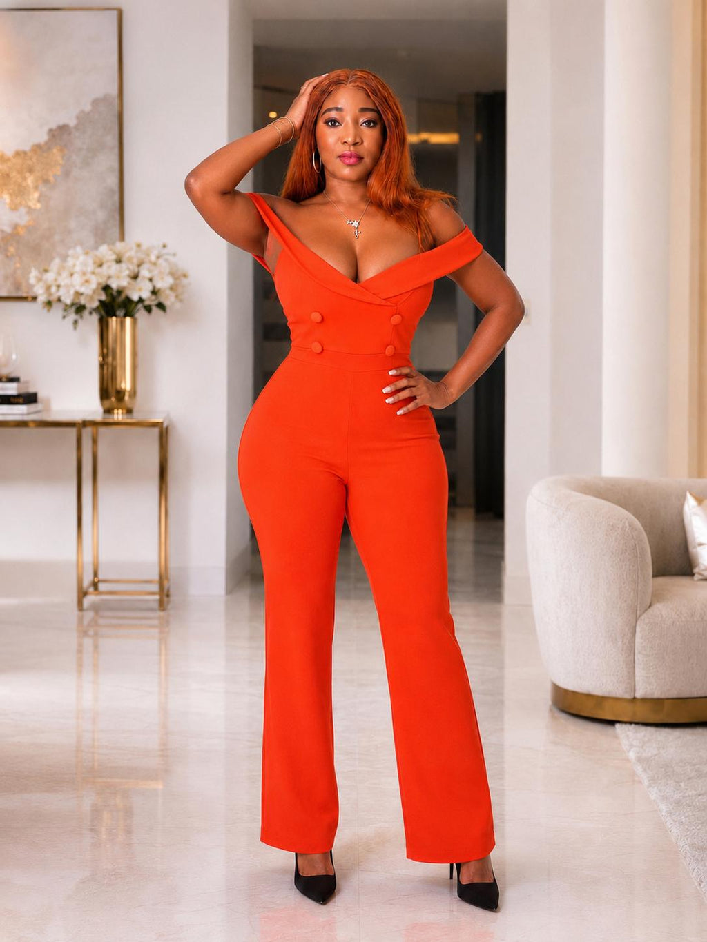 Combinaison femme chic en orange vif, cette pièce incontournable illumine votre teint