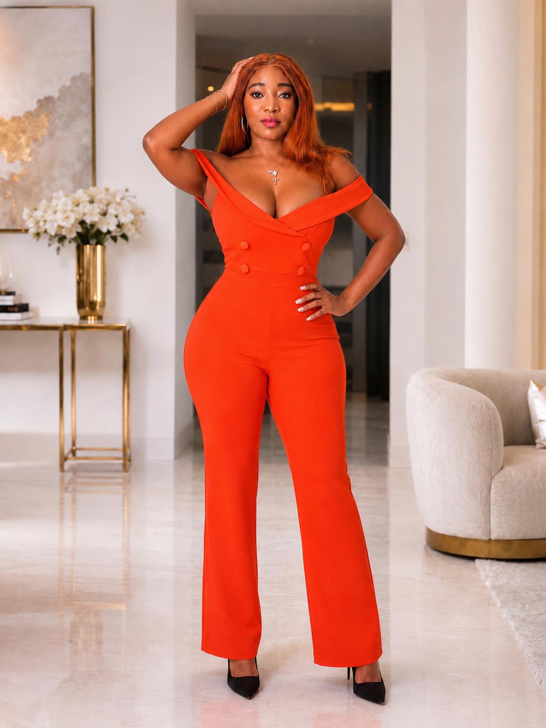 Combinaison femme chic en orange vif, cette pièce incontournable illumine votre teint