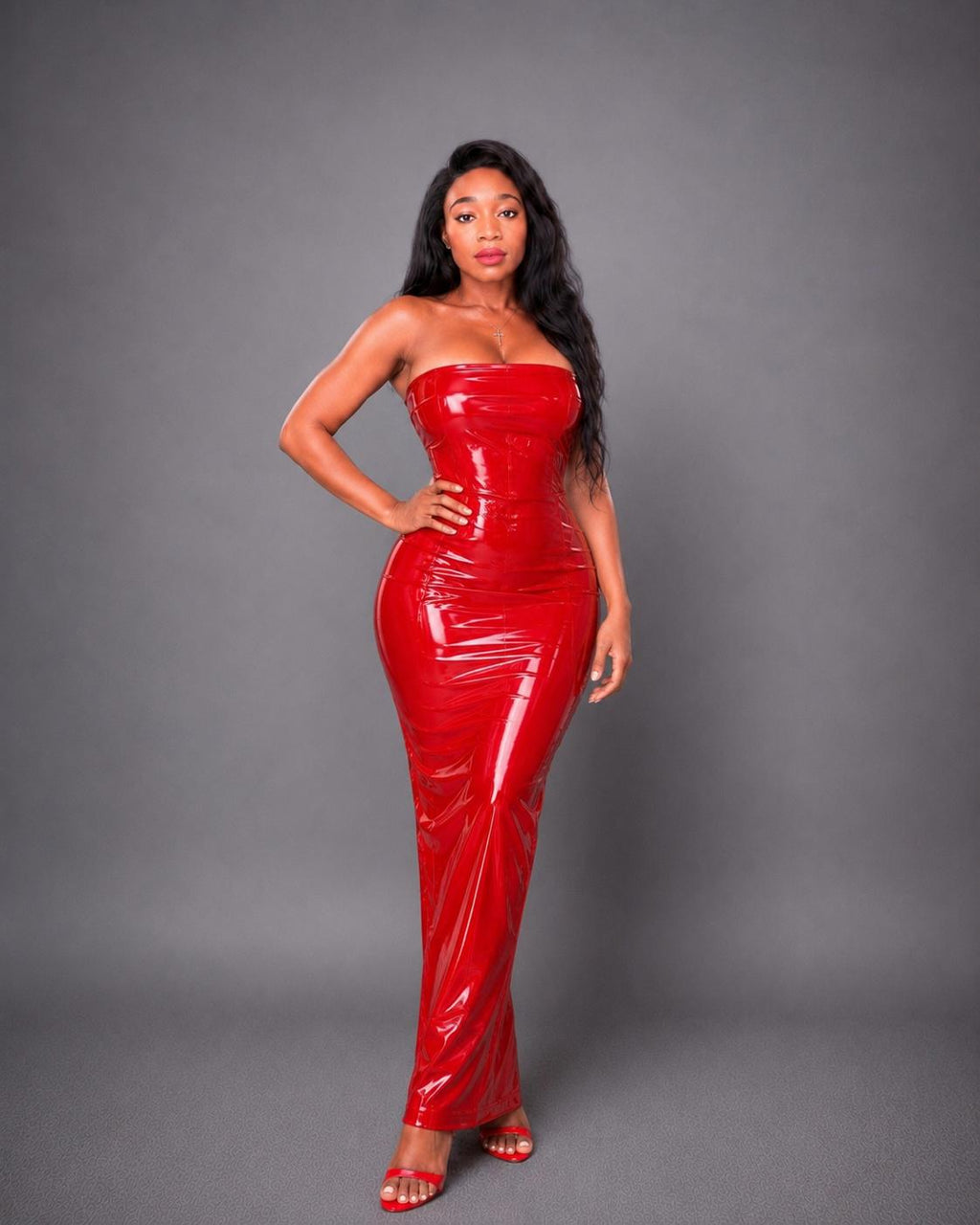 Robe longue de soirée en vinyle rouge effet latex