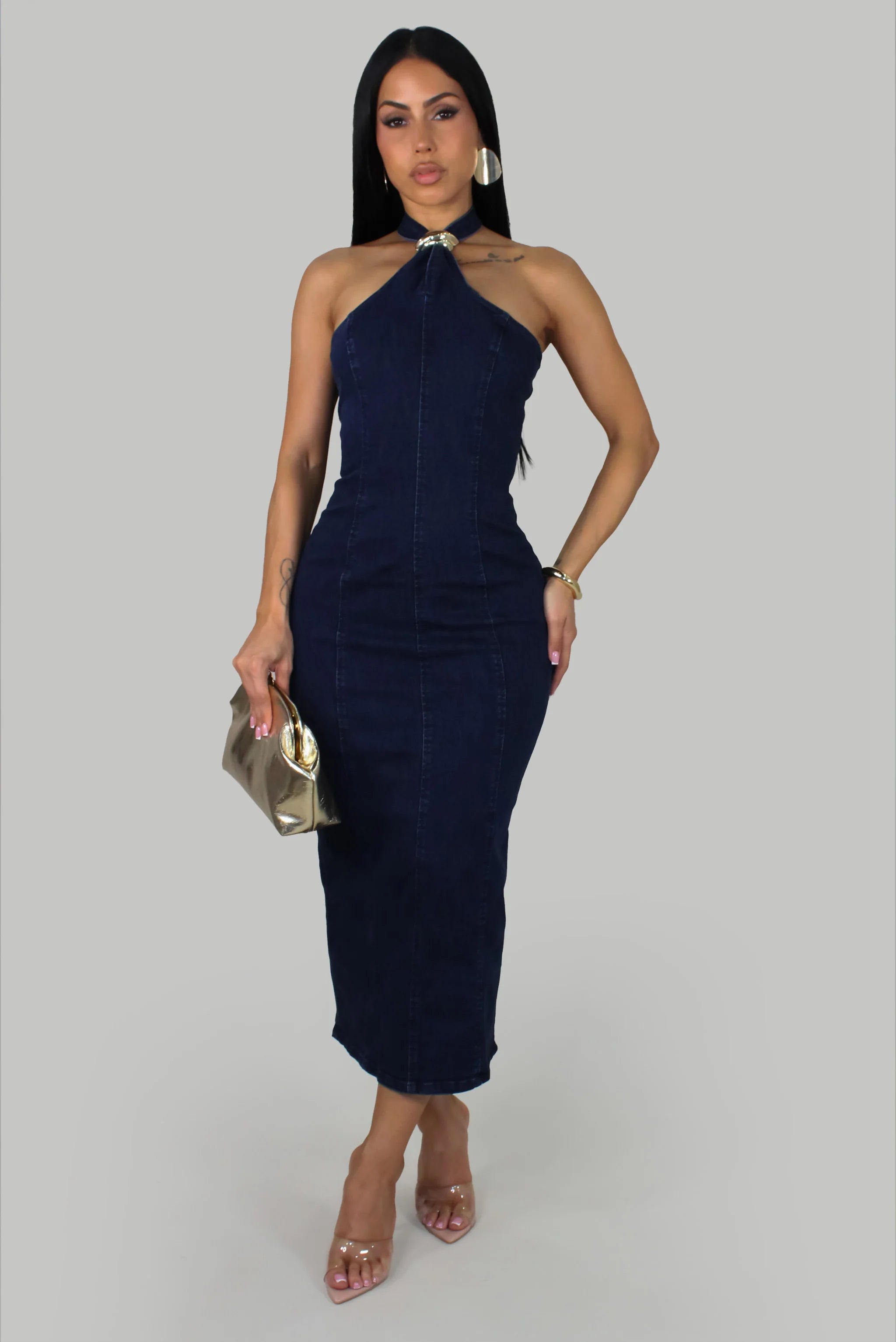 Robe Curve Appeal - Denim clair  conçue pour sublimer vos formes avec élégance.