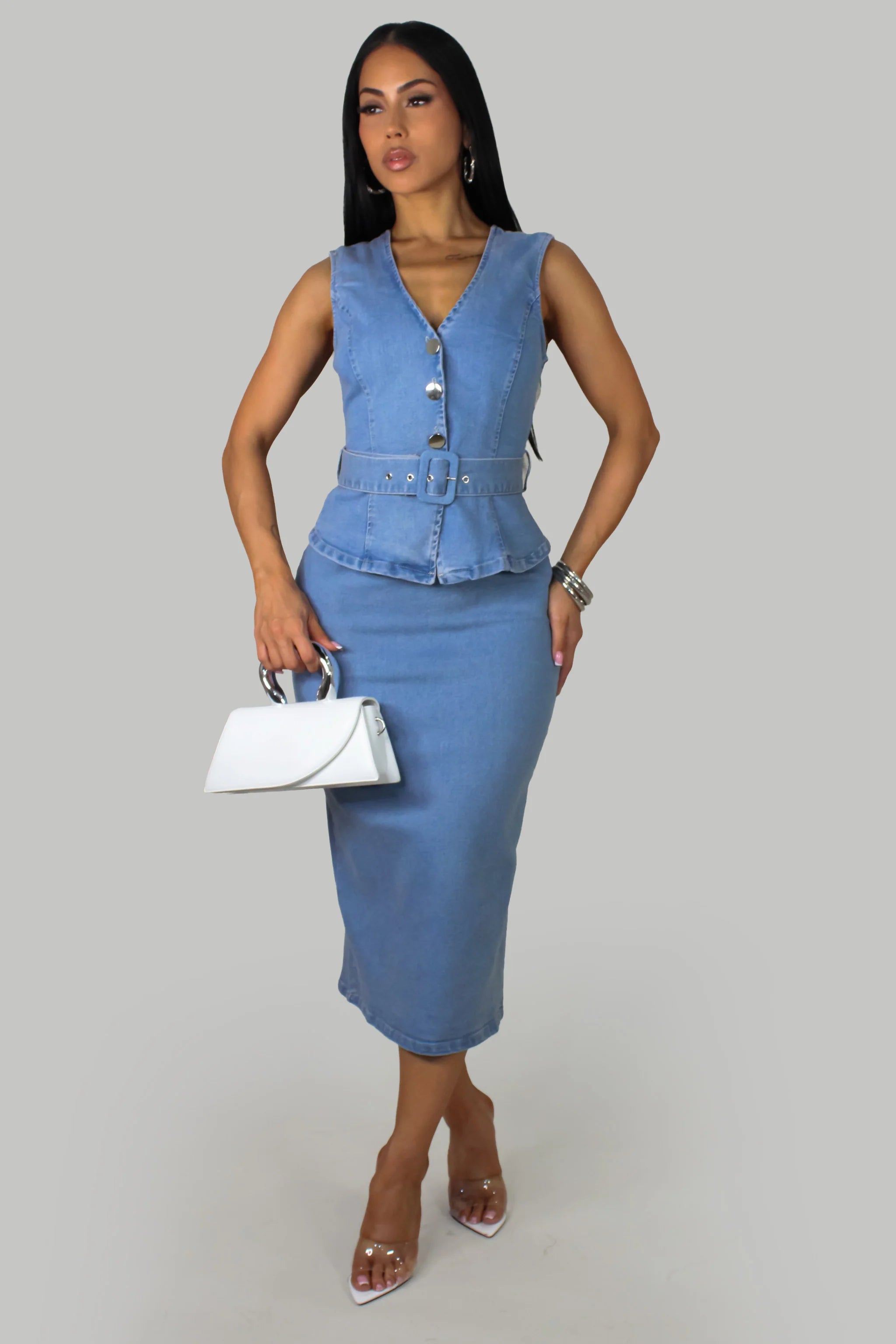 Robe Curve Appeal - Denim clair  conçue pour sublimer vos formes avec élégance.