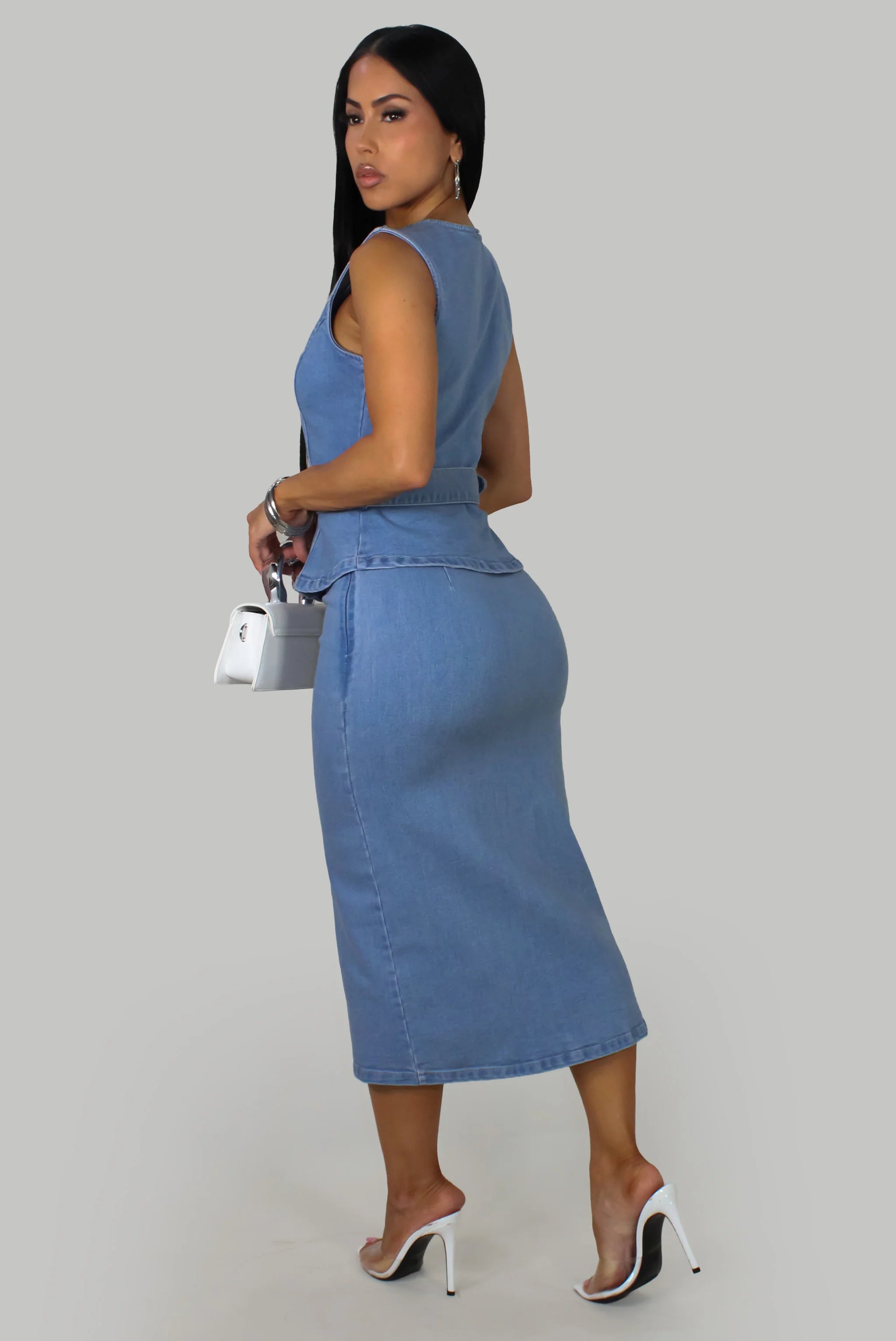 Robe Curve Appeal - Denim clair  conçue pour sublimer vos formes avec élégance.