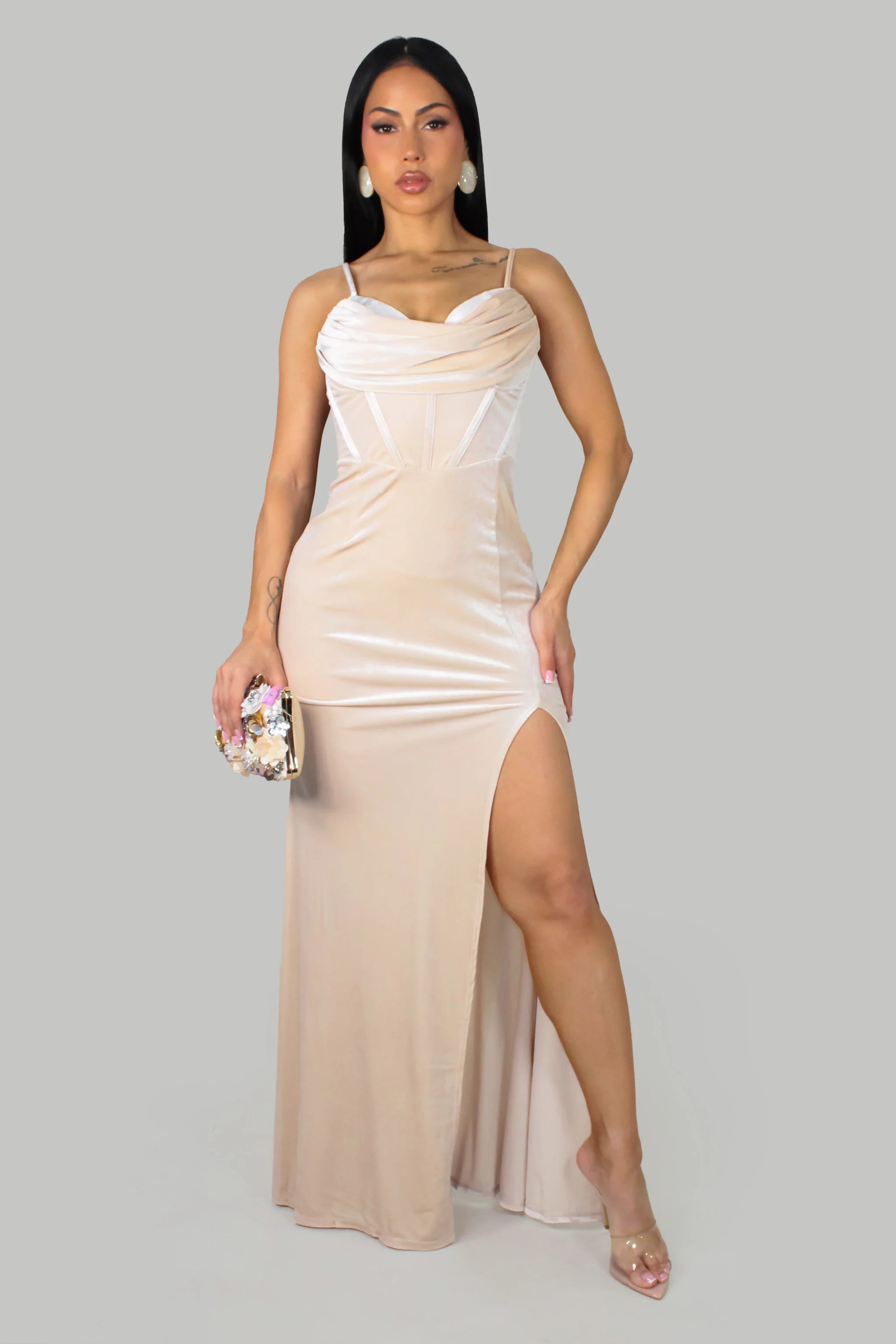 Robe longue Sienna en champagne, confectionnée dans un tissu premium