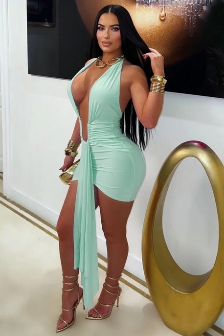 Mini-robe à décolleté plongeant conçue pour sublimer votre silhouette