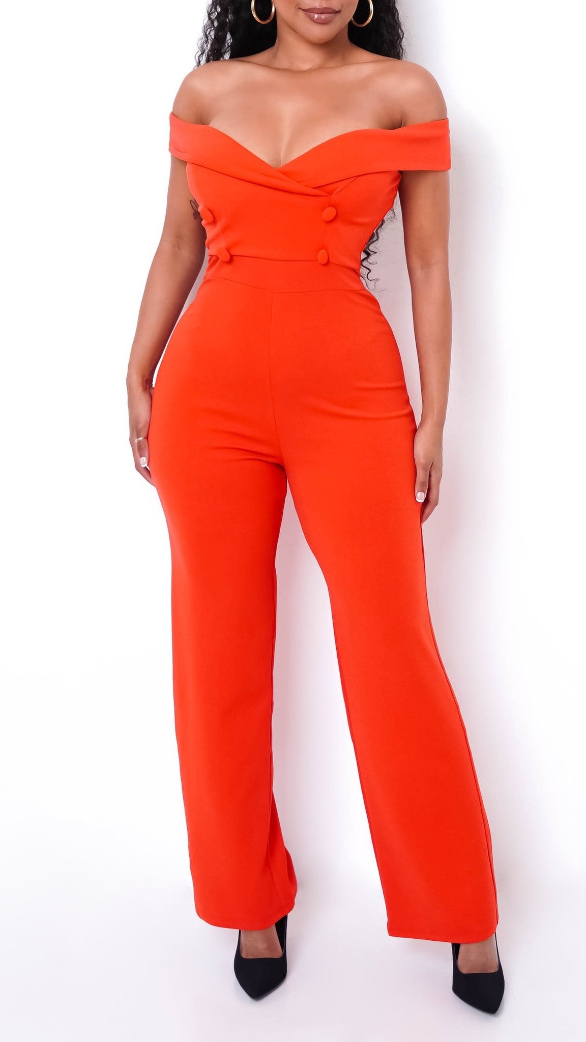 Combinaison femme chic en orange vif, cette pièce incontournable illumine votre teint