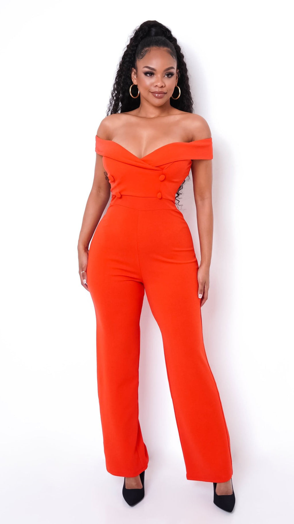 Combinaison femme chic en orange vif, cette pièce incontournable illumine votre teint