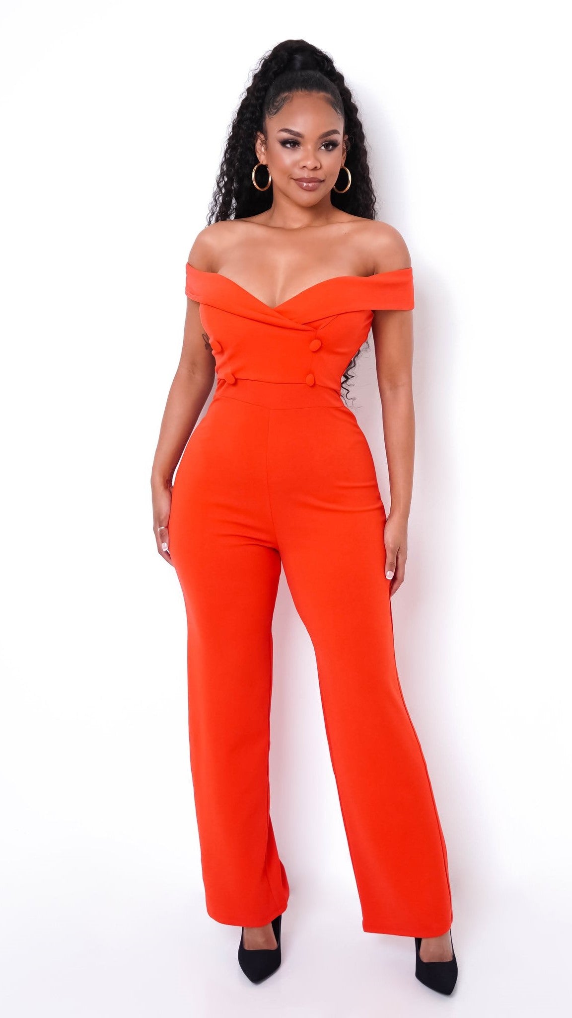 Combinaison femme chic en orange vif, cette pièce incontournable illumine votre teint