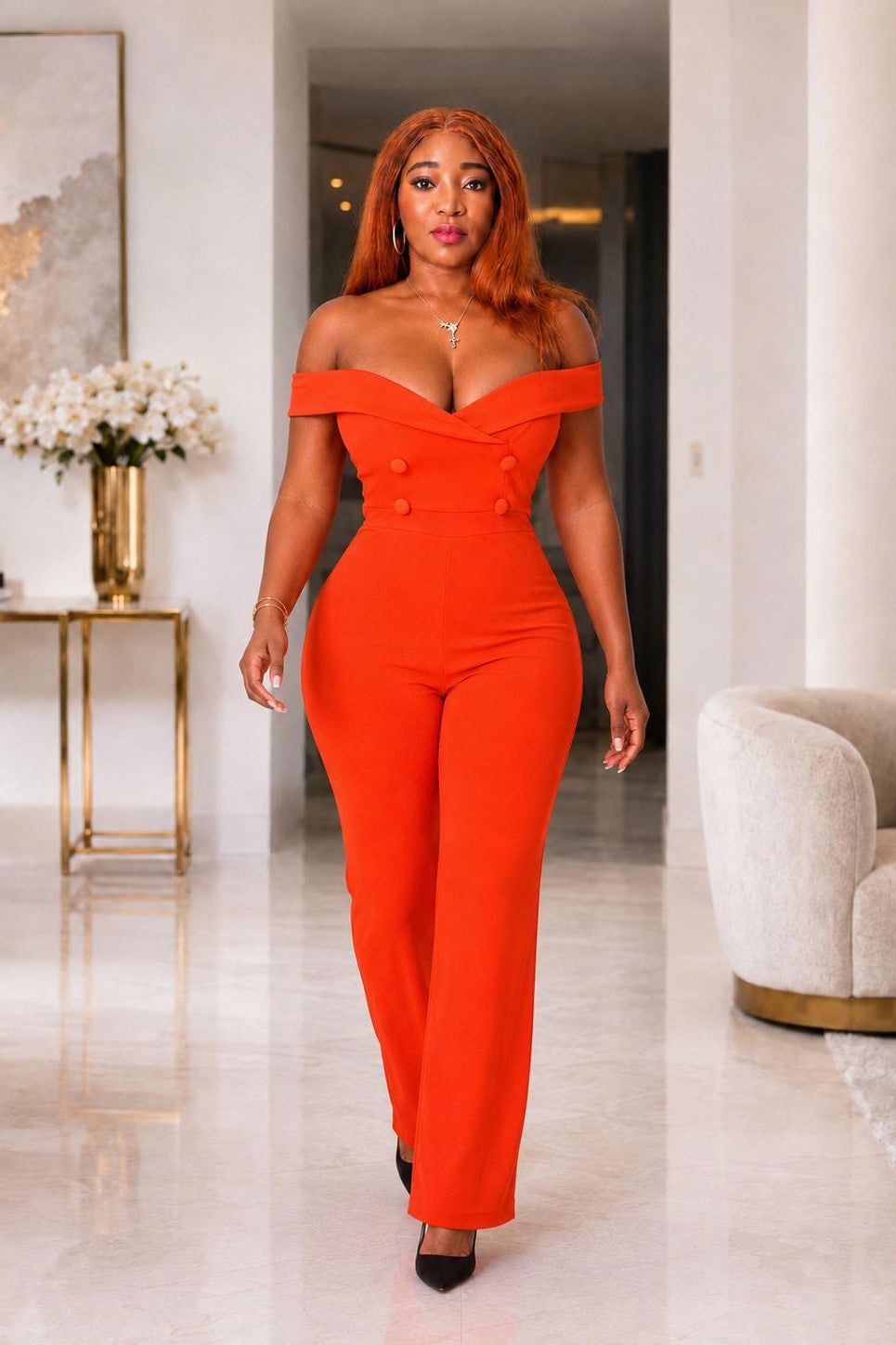 Combinaison femme chic en orange vif, cette pièce incontournable illumine votre teint