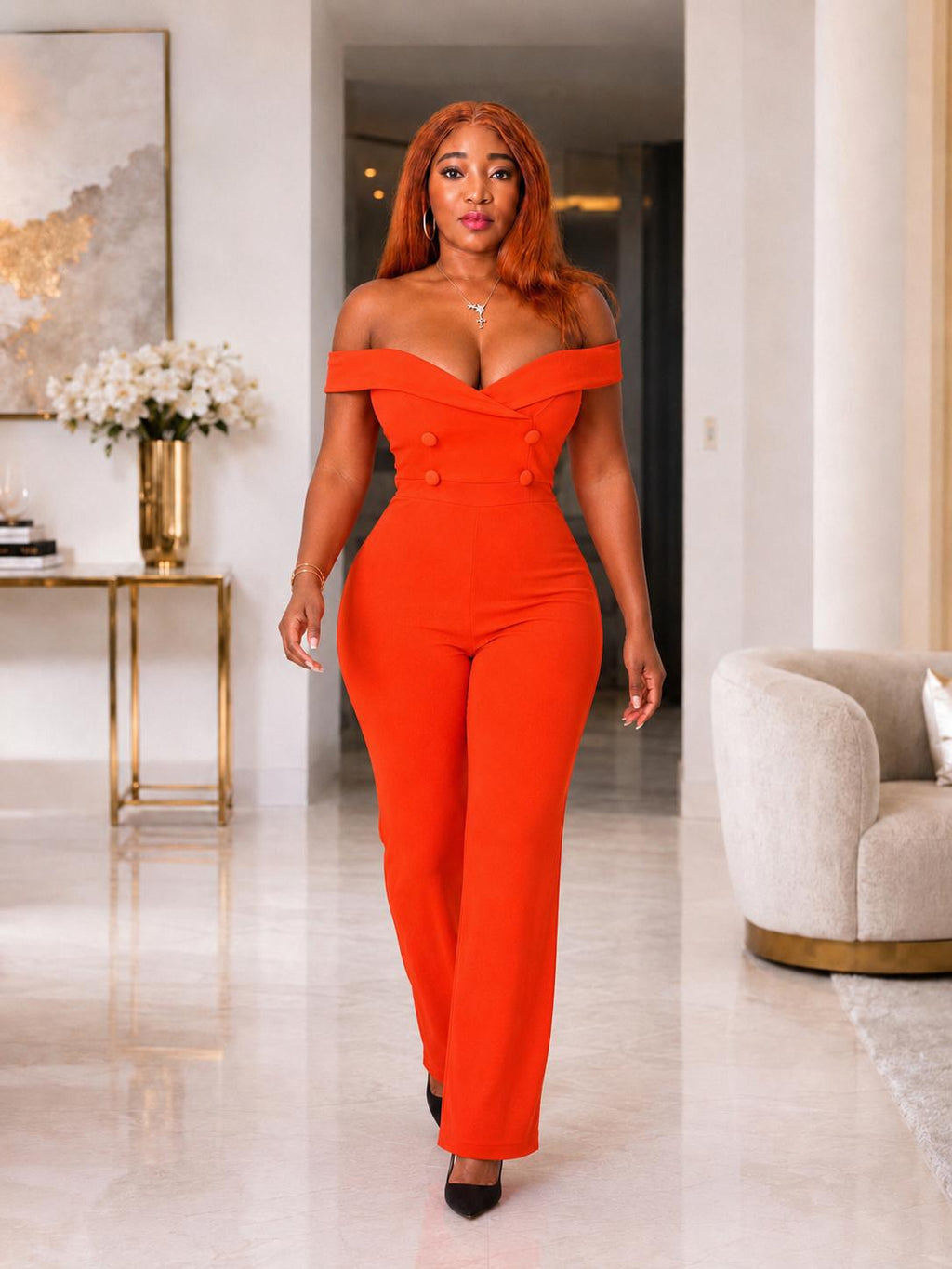 Combinaison femme chic en orange vif, cette pièce incontournable illumine votre teint