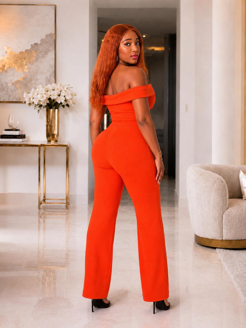 Combinaison femme chic en orange vif, cette pièce incontournable illumine votre teint