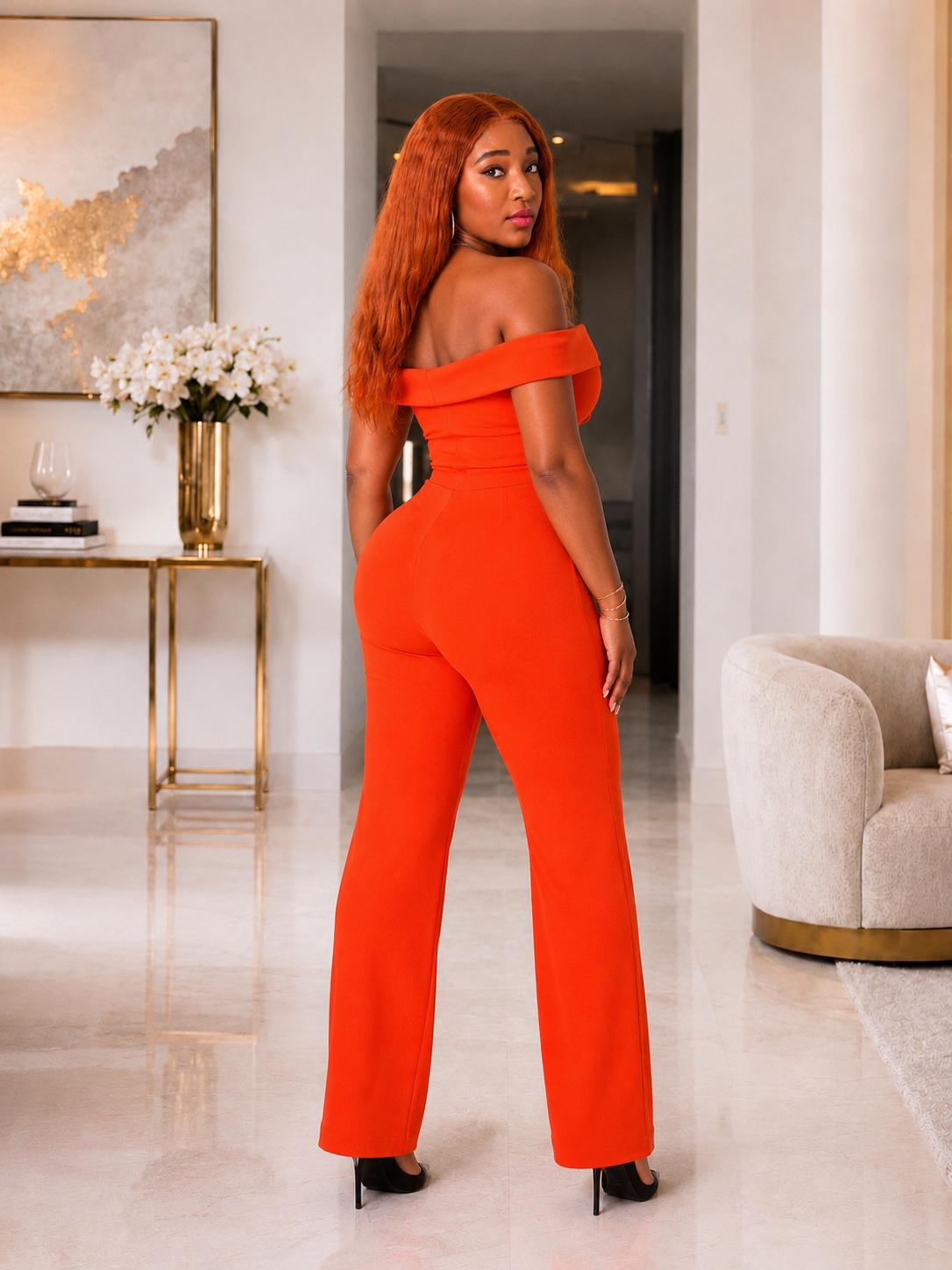 Combinaison femme chic en orange vif, cette pièce incontournable illumine votre teint