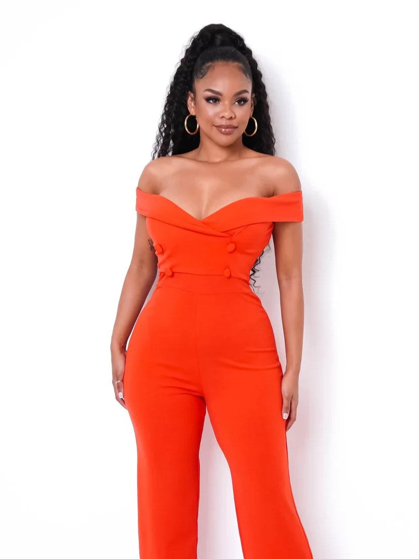 Combinaison femme chic en orange vif, cette pièce incontournable illumine votre teint