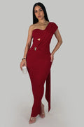 Robe maxi rouge qui allie charme et élégance avec une coupe flatteuse et confortable.