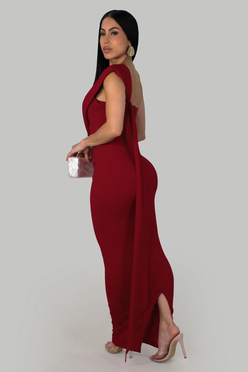 Robe maxi rouge qui allie charme et élégance avec une coupe flatteuse et confortable.