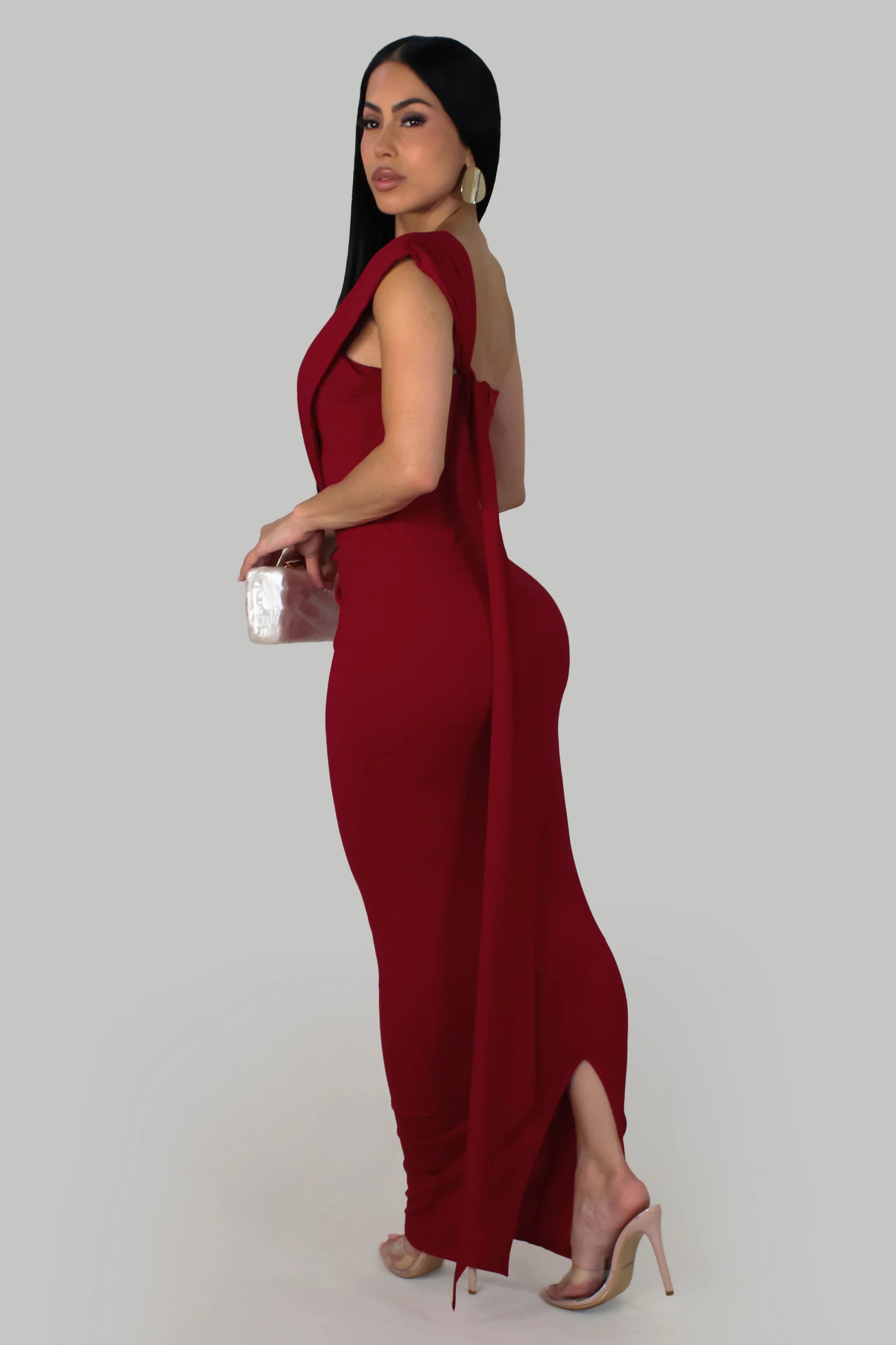 Robe maxi rouge qui allie charme et élégance avec une coupe flatteuse et confortable.