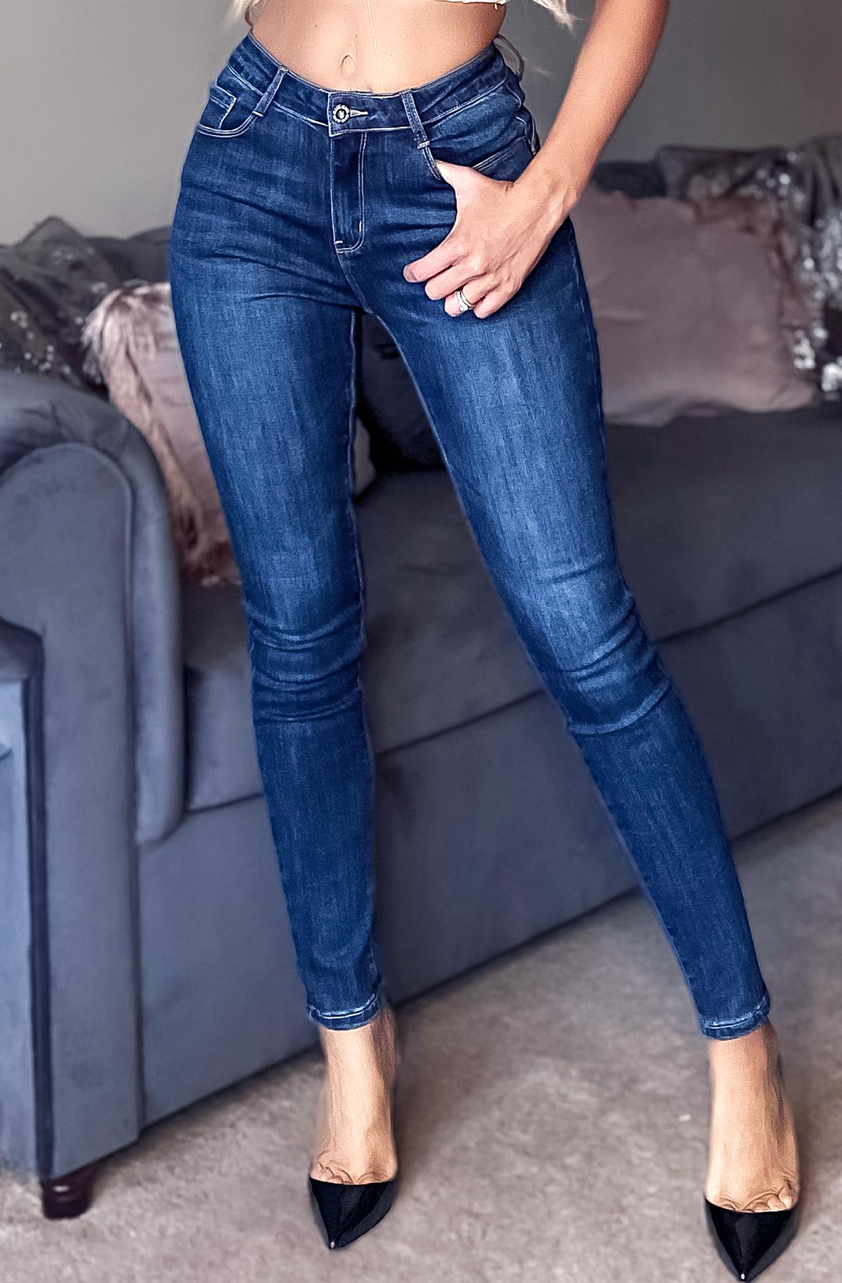 Jean super skinny bleu foncé élégant épousant parfaitement la silhouette